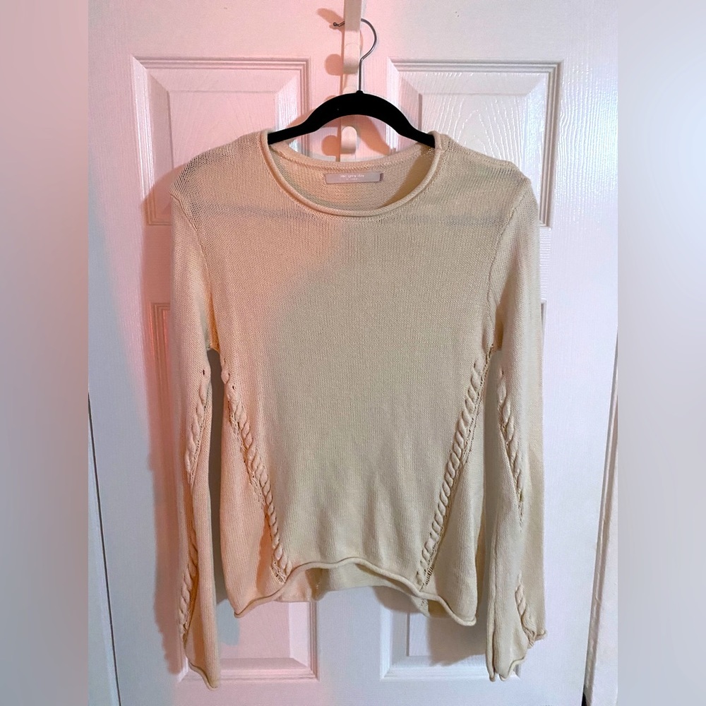 Light long sleeve/sweater with stylish form flattering patterning
